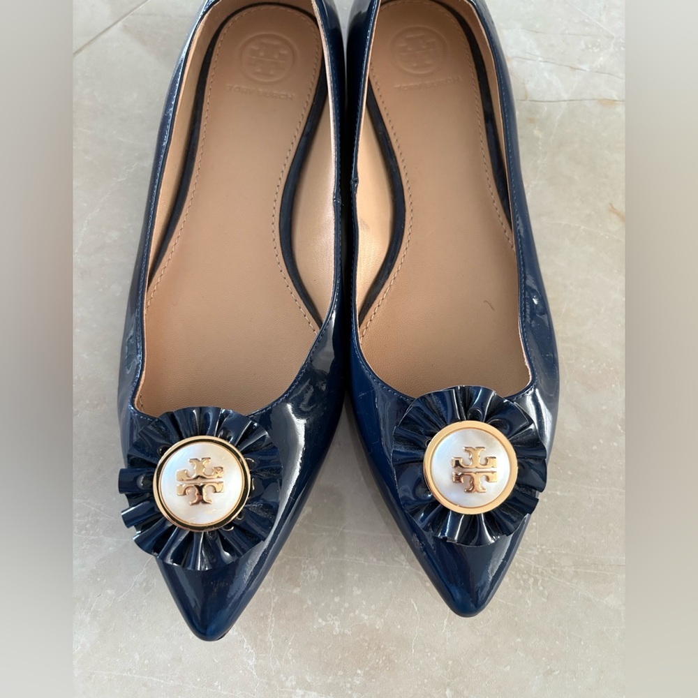 Tory Burch Melody Patent Leather Pointy Toe
Flats Pearl Emblem Slip On Size 7 - Picture 6 of 8